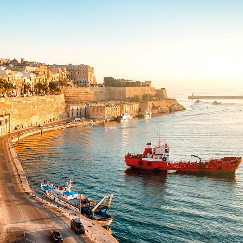 Teilnehmer von Sprachferien Malta sind an der Promenade