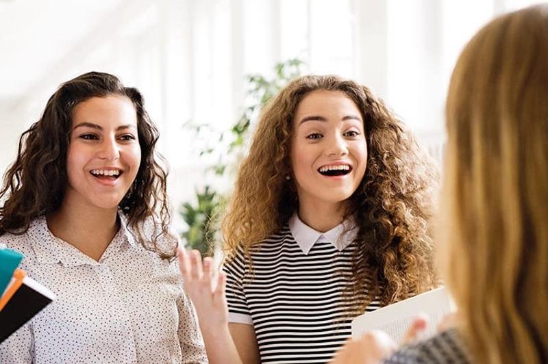 Teilnehmer eines Schülersprachkurses Englisch lernen zusammen