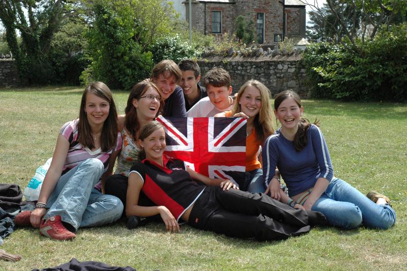 Die Jugendlichen zeigen die Britische Flagge auf der Sprachreise England ab 14 