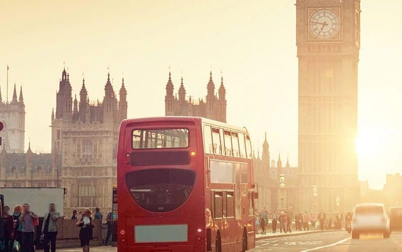 Teilnehmer einer Jugendreise ohne Eltern fahren in London mit dem Bus