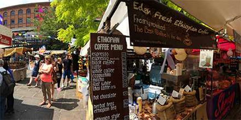 Teilnehmer einer Jugendreise ohne Eltern gehen auf den Markt