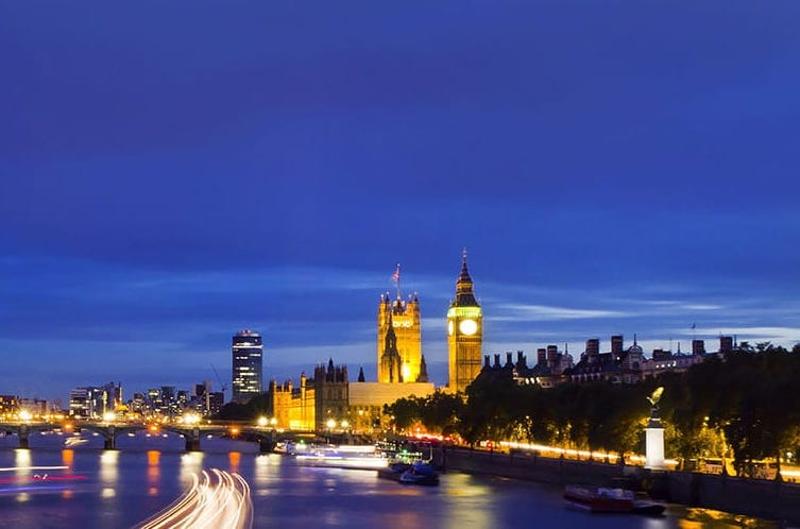 Teilnehmer einer Jugendreise ohne Eltern sind nachts in London