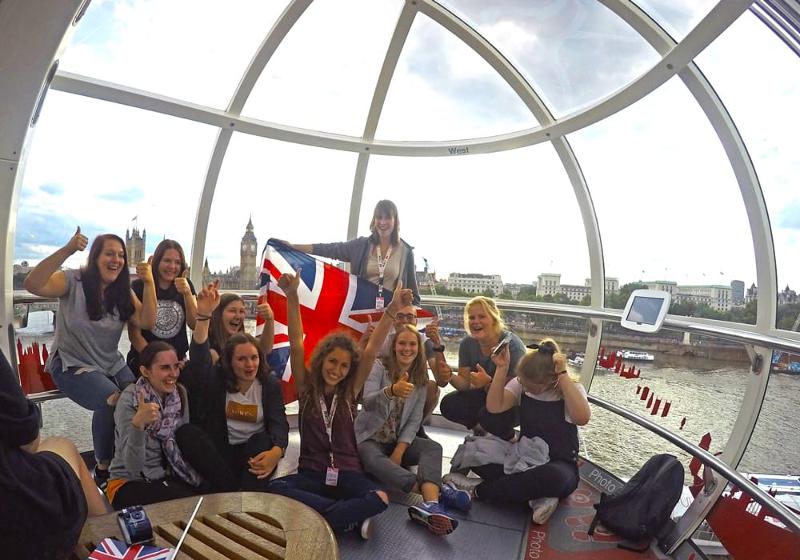 Teilnehmer einer Jugendreise ohne Eltern sind im London Eye