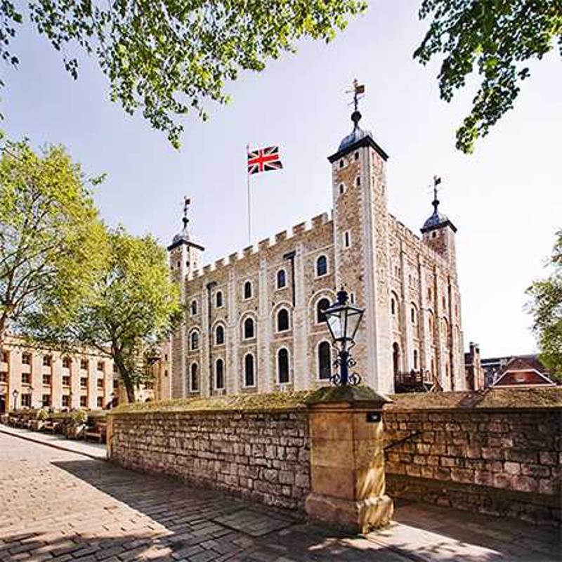 Teilnehmer einer Jugendreise ohne Eltern sind an einem Schloss