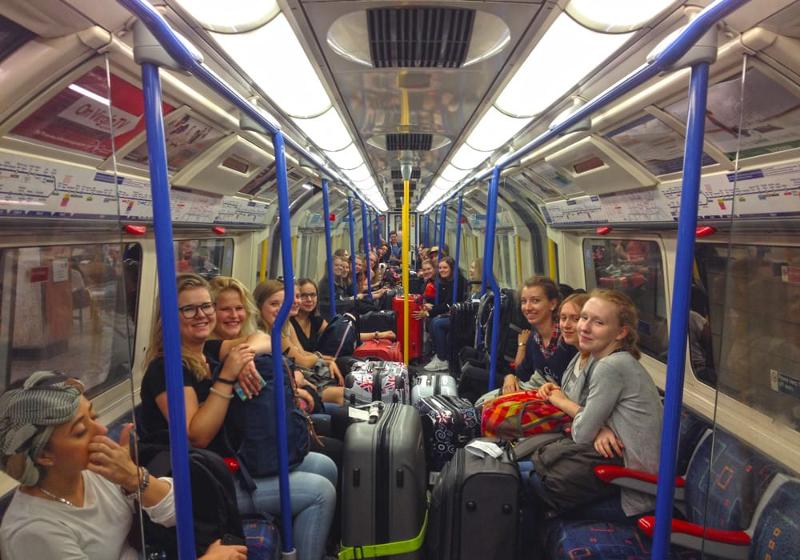 Teilnehmer einer Jugendreise ohne Eltern sitzen in der Bahn