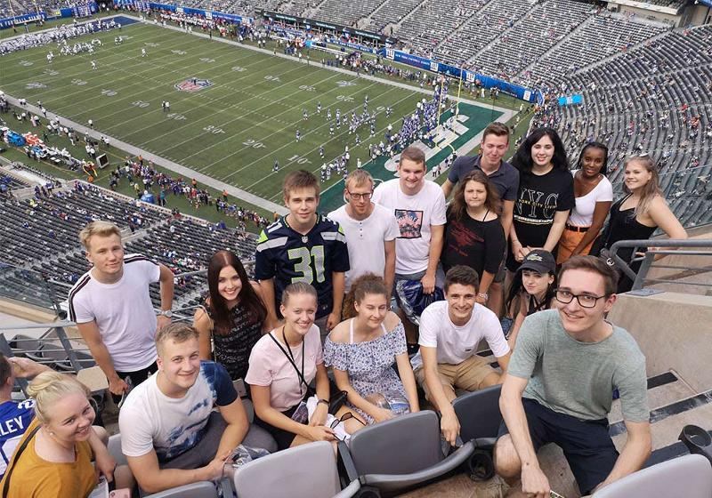  Eine Gruppe von Jugendlichen schaut sich ein Football Spiel in ihrer Freizeit an bei unseren Sprachreisen USA Sommerferien