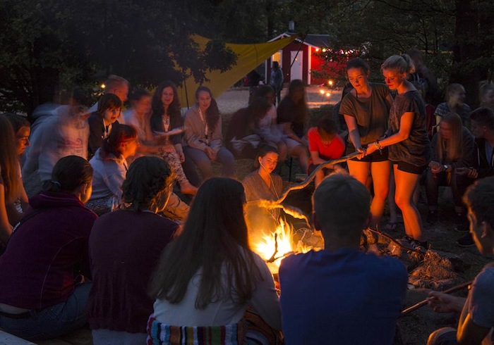 Bei einem abendlichen Lagerfeuer kommen die Teilnehmer der Jugendreise noch einmal zusammen.