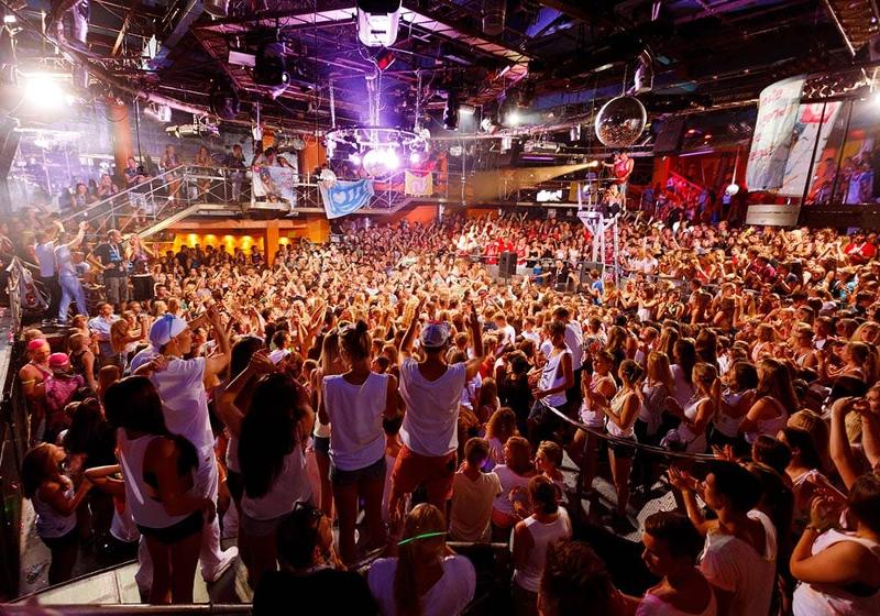 Teilnehmer der Partyurlaub-Jugendreisen in einem großen Club