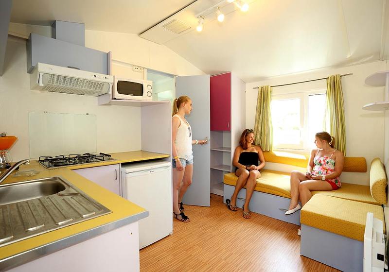 Teilnehmerinnen der Jugendreise Lloret de Mar in ihrem Bungalow