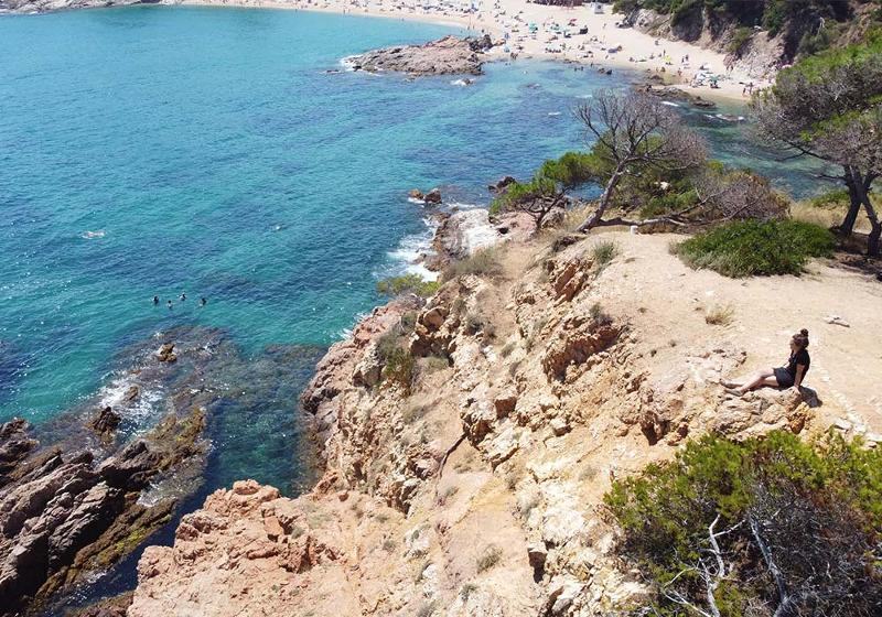 Eine Teilnehmerin sitzt bei ihrer Jugendreise Lloret de Mar am Meer