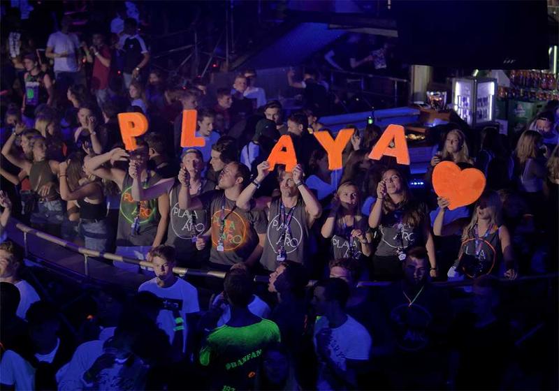 Teilnehmer der Jugendreise Lloret de Mar feiern gemeinsam