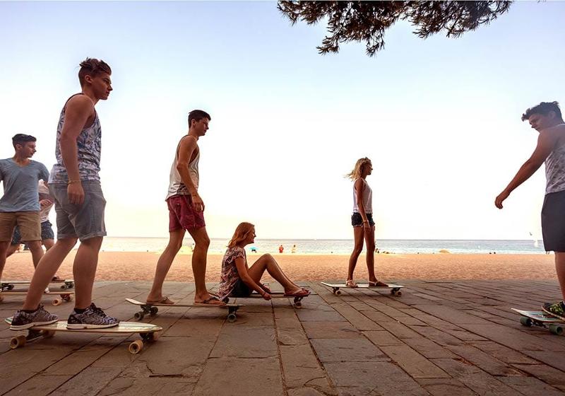 Teilnehmer der Jugendreise Lloret de Mar chillen am Strand