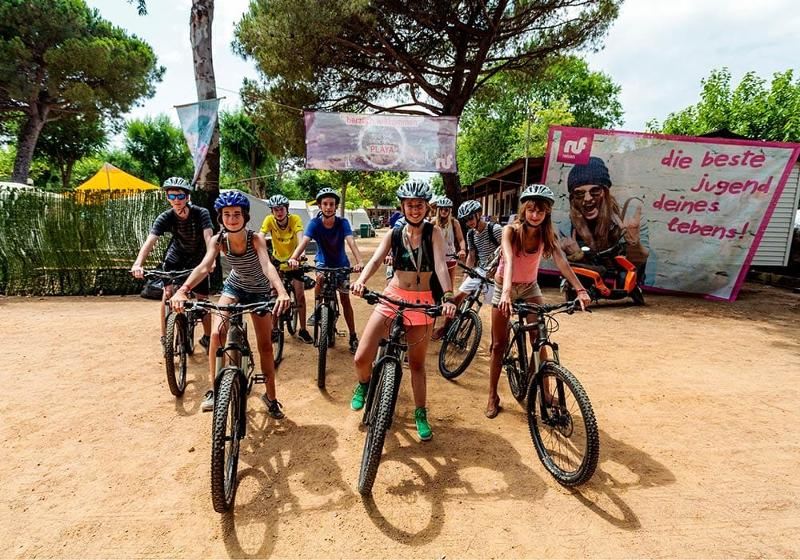 Teilnehmer der Jugendreise Lloret de Mar unternehmen eine Bike-Tour
