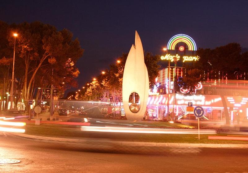 Ansicht einer abendlichen Stadt bei einer Jugendreise Lloret de Mar