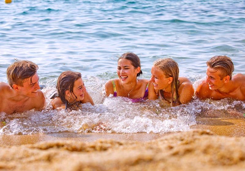 Teilnehmer der Jugendreise Lloret de Mar sind im Wasser