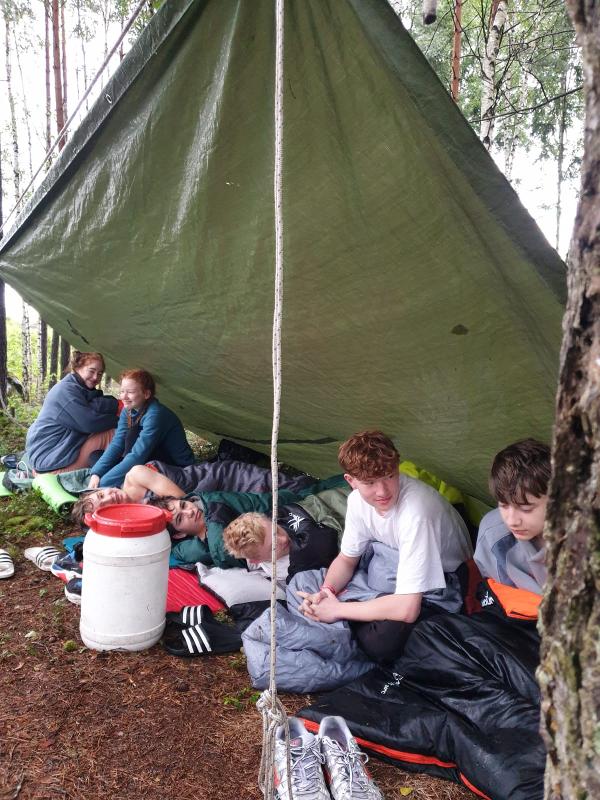 Teilnehmende während der Outdoor Experience Übernachtung