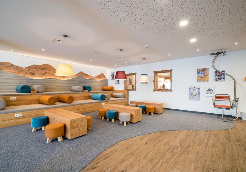 Teilnehmer einer Jugendreise ohne Eltern sind in der Chillout-Area