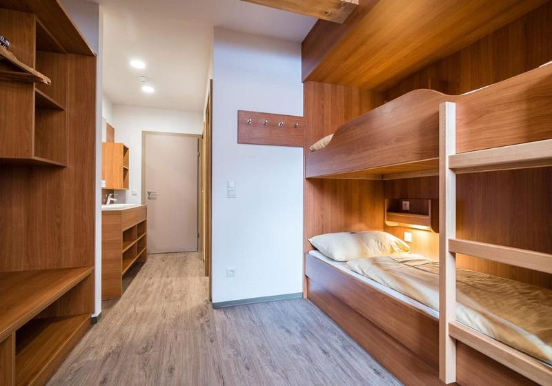 Teilnehmer einer Jugendreise ohne Eltern sind im Hotel untergebracht