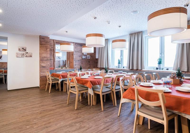 Teilnehmer einer Jugendreise ohne Eltern essen im Speisesaal