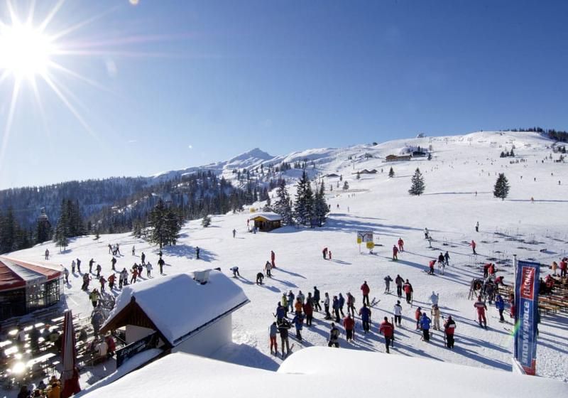 Teilnehmer einer Jugendreise ohne Eltern sind auf der Piste