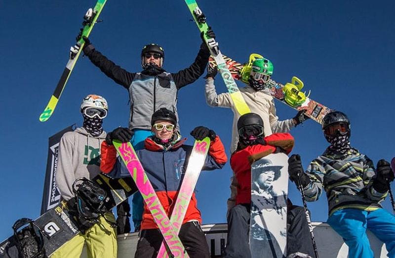 Teilnehmer einer Jugendreise ohne Eltern sind auf Skitour