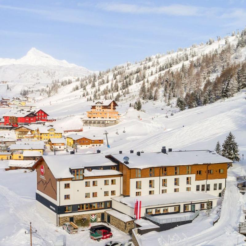 Teilnehmer einer Jugendreise ohne Eltern schlafen im verschneiten Hotel