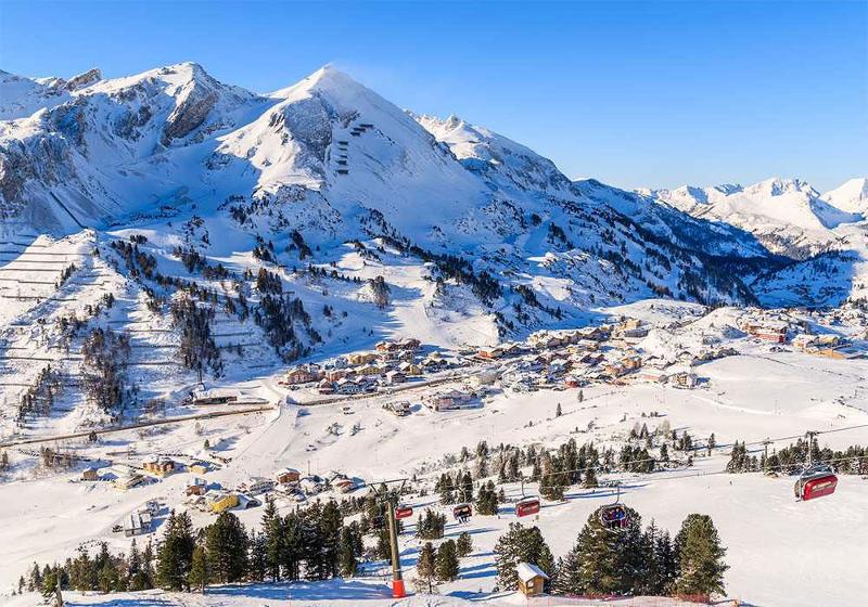 Teilnehmer einer Jugendreise ohne Eltern sind in einem schönen Skigebiet