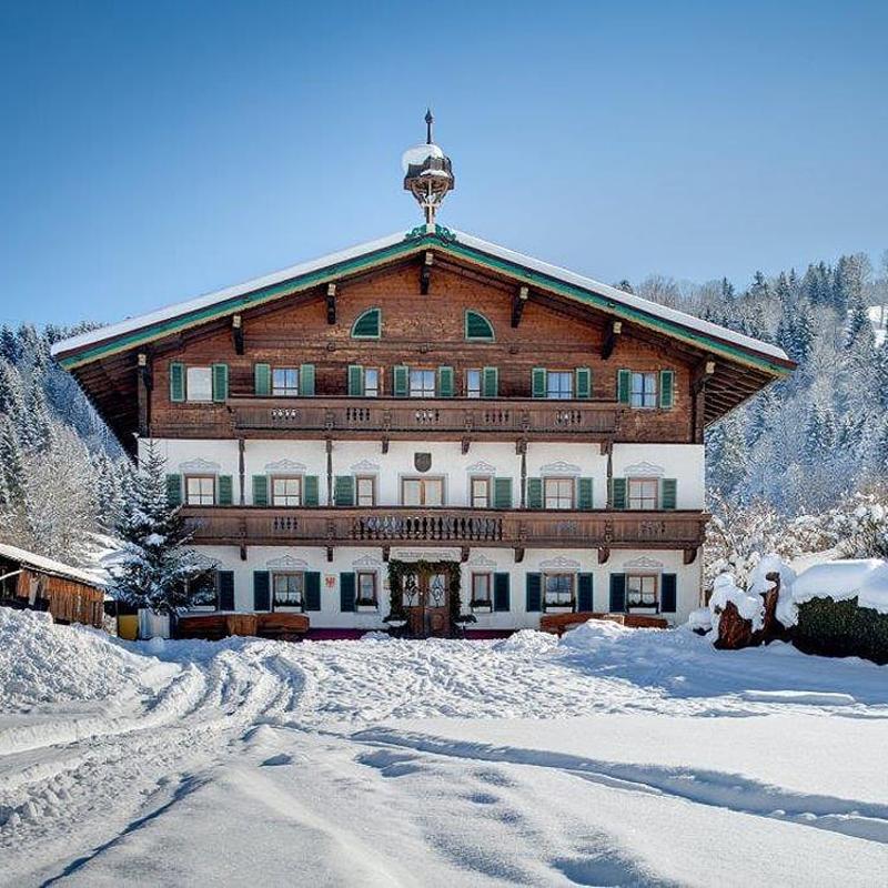 Teilnehmer einer Jugendreise ohne Eltern sind in einem traditionellen Hotel