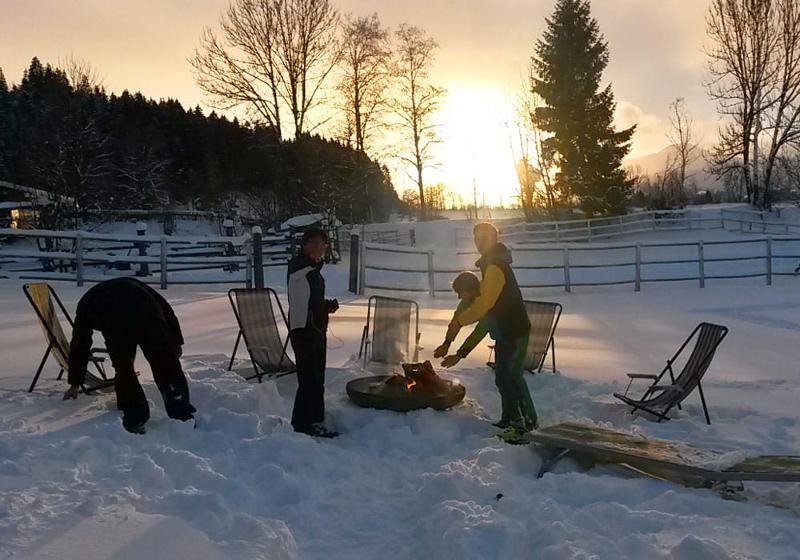 Teilnehmer einer Jugendreise ohne Eltern liegen im Schnee
