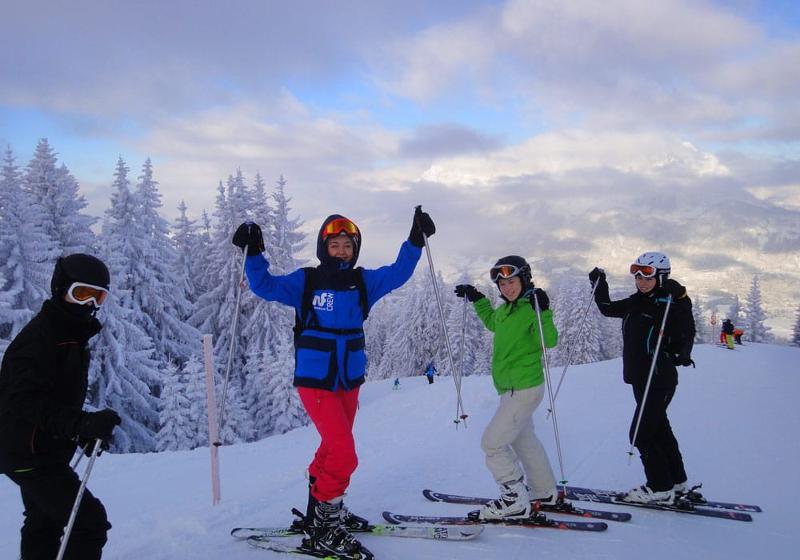 Teilnehmer einer Jugendreise ohne Eltern machen eine Ski Pause
