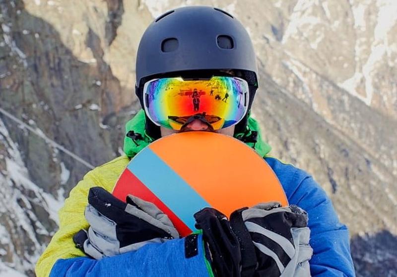 Teilnehmer einer Jugendreise ohne Eltern tragen Snowboards