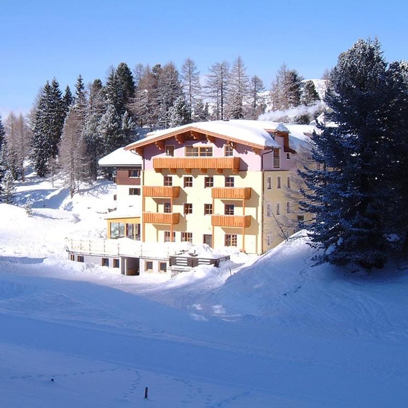 Teilnehmer einer Jugendreise ohne Eltern schlafen in einem Ski Haus