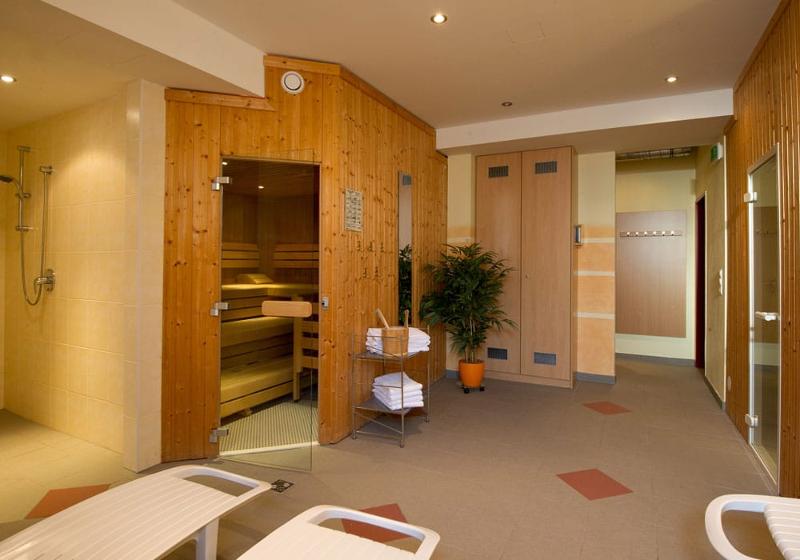 Teilnehmer einer Jugendreise ohne Eltern haben einen Spa Bereich