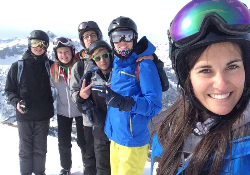 Teilnehmer einer Jugendreise ohne Eltern machen ein Selfie