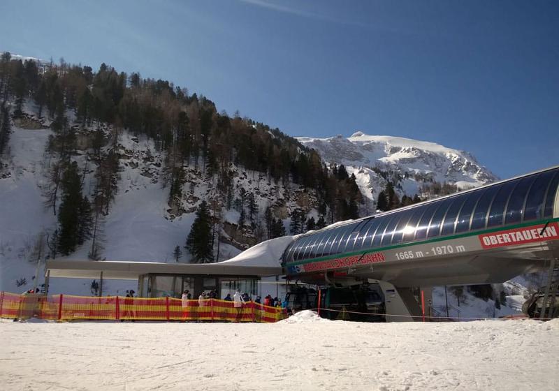 Teilnehmer einer Jugendreise ohne Eltern fahren mit einem Skilift