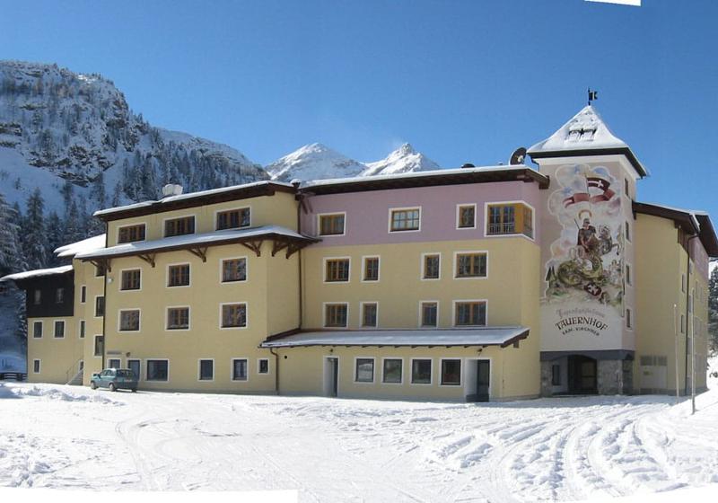 Teilnehmer einer Jugendreise ohne Eltern sind im Hotel