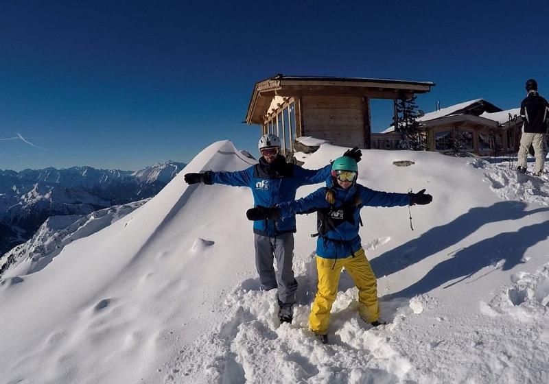 Teilnehmer einer Jugendreise ohne Eltern stehen nebeneinander im Schnee