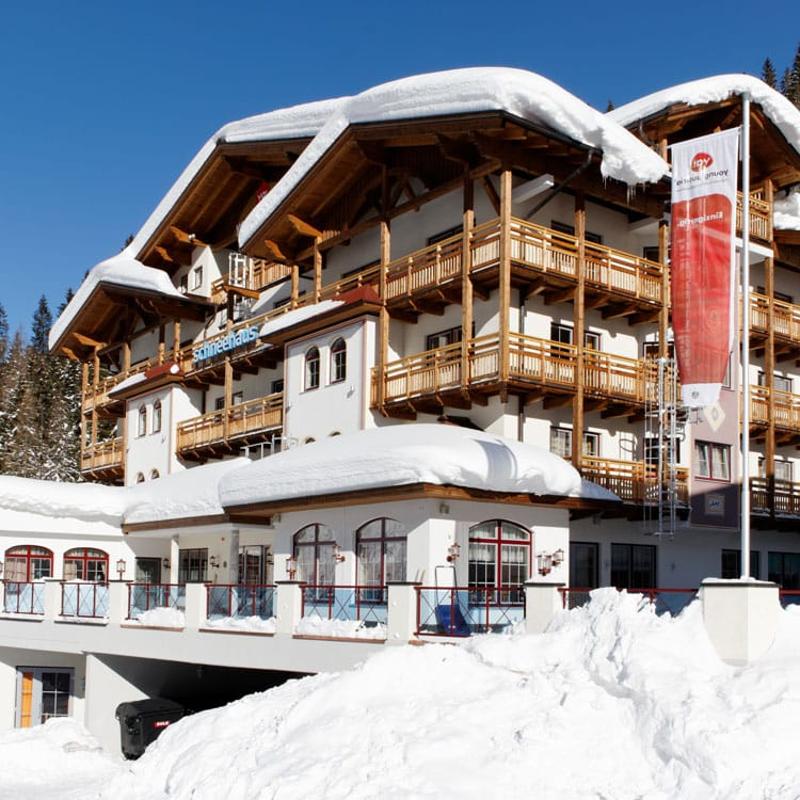 Teilnehmer einer Jugendreise ohne Eltern sind in schönen Hotels