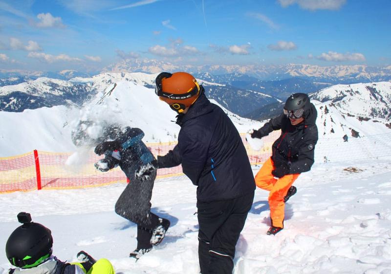 Teilnehmer einer Jugendreise ohne Eltern machen eine Schneeballschlacht