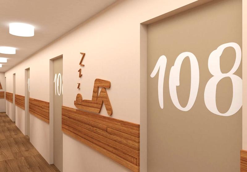 Teilnehmer einer Jugendreise ohne Eltern haben Zimmer nebeneinander