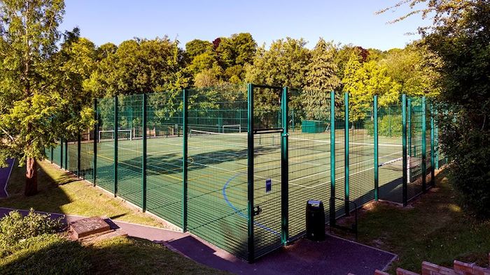 Teilnehmer eines Schülersprachkurses Englisch haben einen Sportplatz