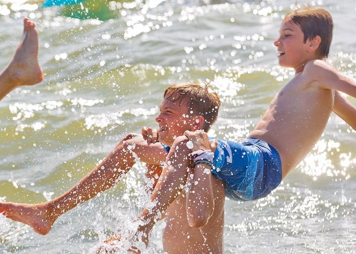 Teilnehmer einer Jugendreise Italien spielen im Wasser