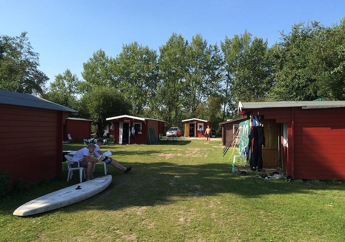 Teilnehmer einer Jugendreise ohne Eltern sind in Holzhütten