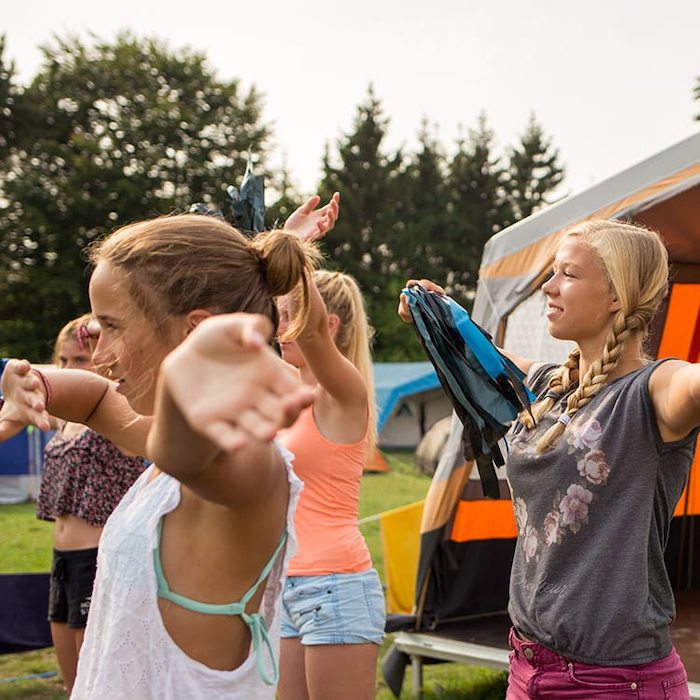 Kinder vom Feriencamp Heino Holland tanzen