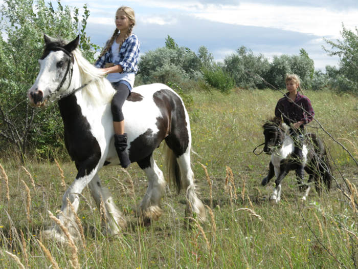 Mädchen und Junge reiten in den Reiterferien Thüringen Kinder