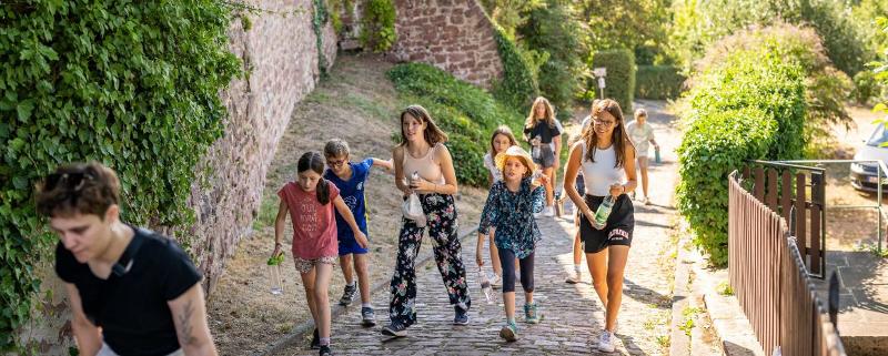 Eine Gruppe Kinder läuft eine Straße hinauf im Ferienprogramm Heidelberg