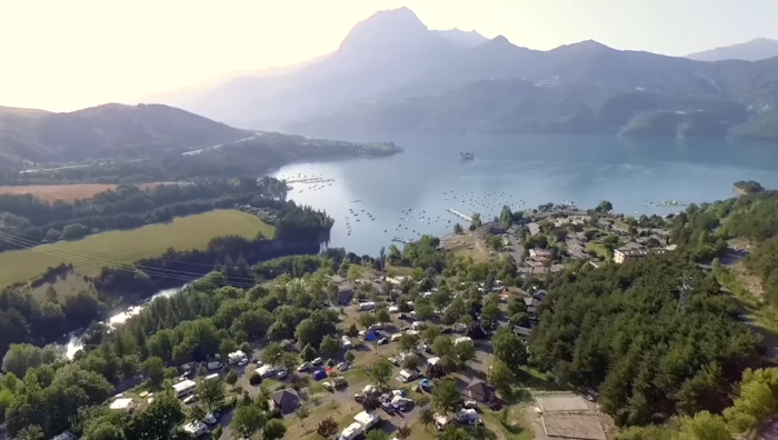 Vue aérienne sur un camping dans les montagnes en sejour linguistique anglais pas cher