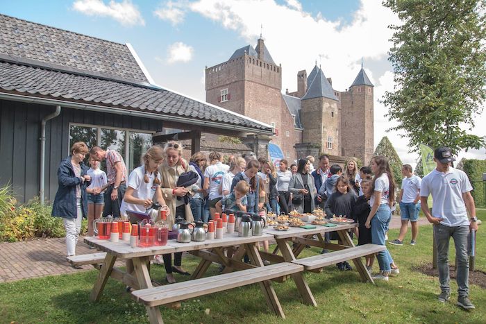 Kinder der Englisch Ferien essen zusammen