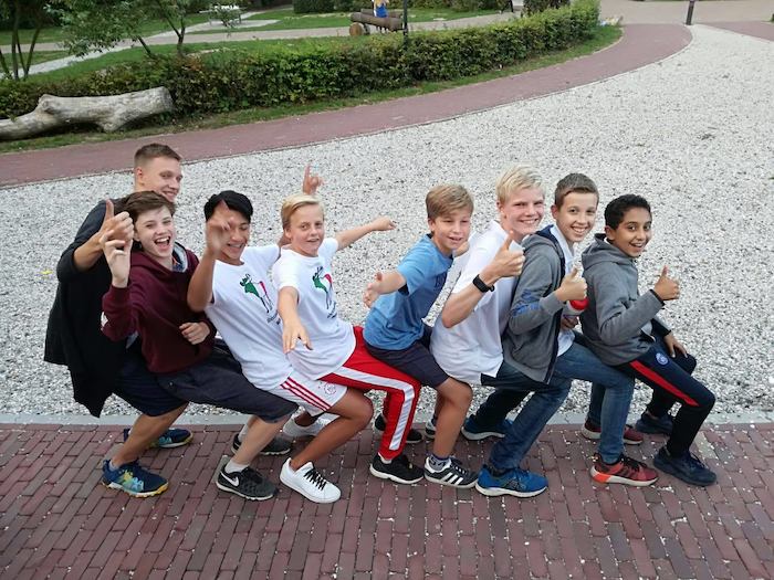 Kinder der Englisch Ferien machen Tricks