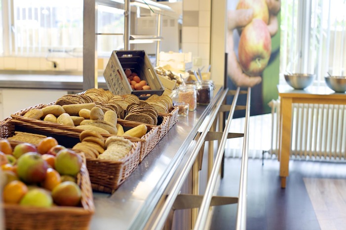 Kinder der Englisch Ferien haben Buffet